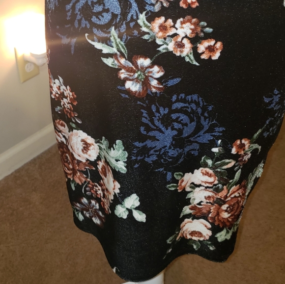 🏆HP🏆 Black Floral Velvet Ruffle Crop Top/Skirt Set - Picture 10 of 10